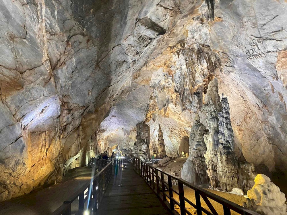 Khu vực hang bộ tại động Phong Nha 
